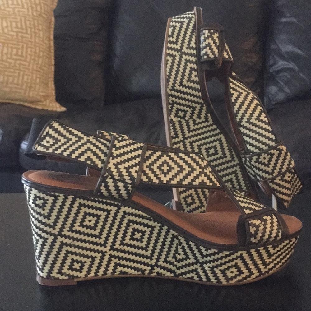Platform sandals